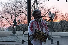 Активисты Антимайдана повесили в центре Одессы окровавленное чучело Порошенко