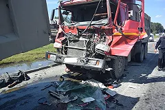 Два самосвала столкнулись около «Меги» в Екатеринбурге, есть погибший