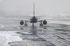 Самолет в ЯНАО не смог приземлиться с первого раза из-за снегоуборочной техники