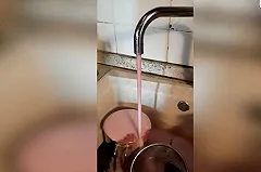 Жители деревни пожаловались на красное вино из водопроводных кранов