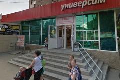 В Екатеринбурге женщина сломала позвоночник, упав на обледеневших ступеньках продуктового