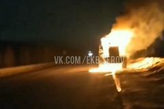 На Серовском тракте посреди дороги загорелся трактор