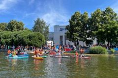 «Стоящий с веслом». Карнавал на воде E1 SUP FEST проходит в акватории Городского пруда