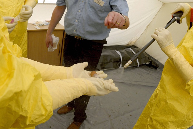 Роспотребнадзор не исключил завоза лихорадки Эбола в РФ