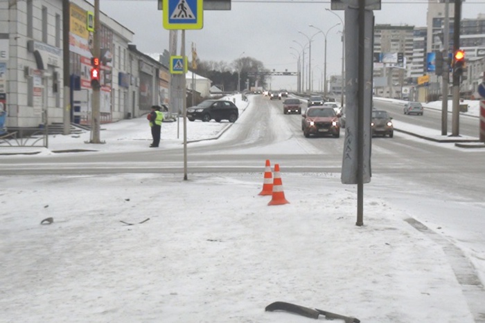В Екатеринбурге водитель, уходя от столкновения с автомобилем, сбил пешеходов