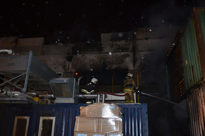 Этой ночью пожарные 3,5 часа сражались с огнем на складе
