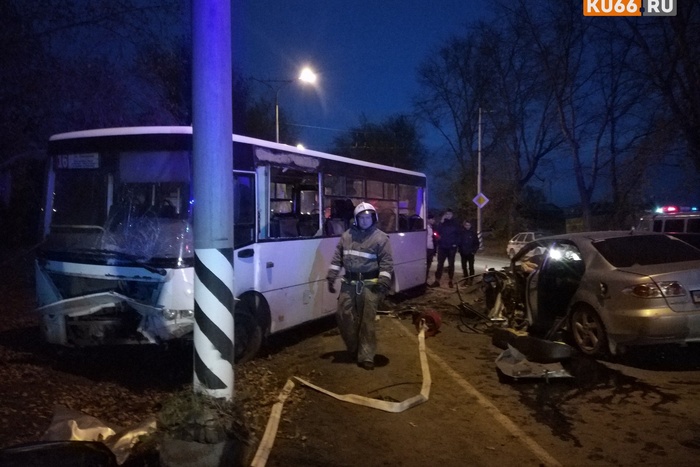 Водитель, протаранивший автобус в Каменске-Уральском, скончался в больнице
