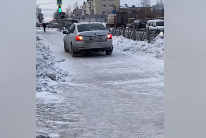 Свердловчане сняли на видео автохама, который едет задом по тротуару