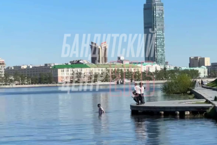 Выпускники Екатеринбурга празднуют Последний звонок купанием в Исети