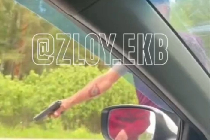 На свердловской трассе водитель с тату ЧВК «Вагнер» открыл стрельбу