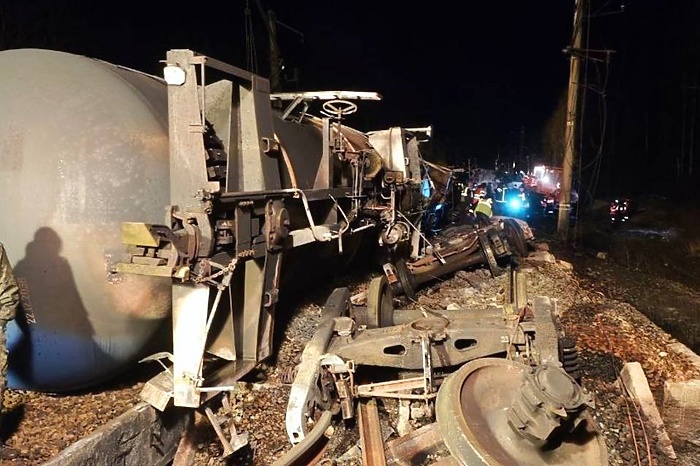 На границе Свердловской области и Пермского края загорелся грузовой поезд