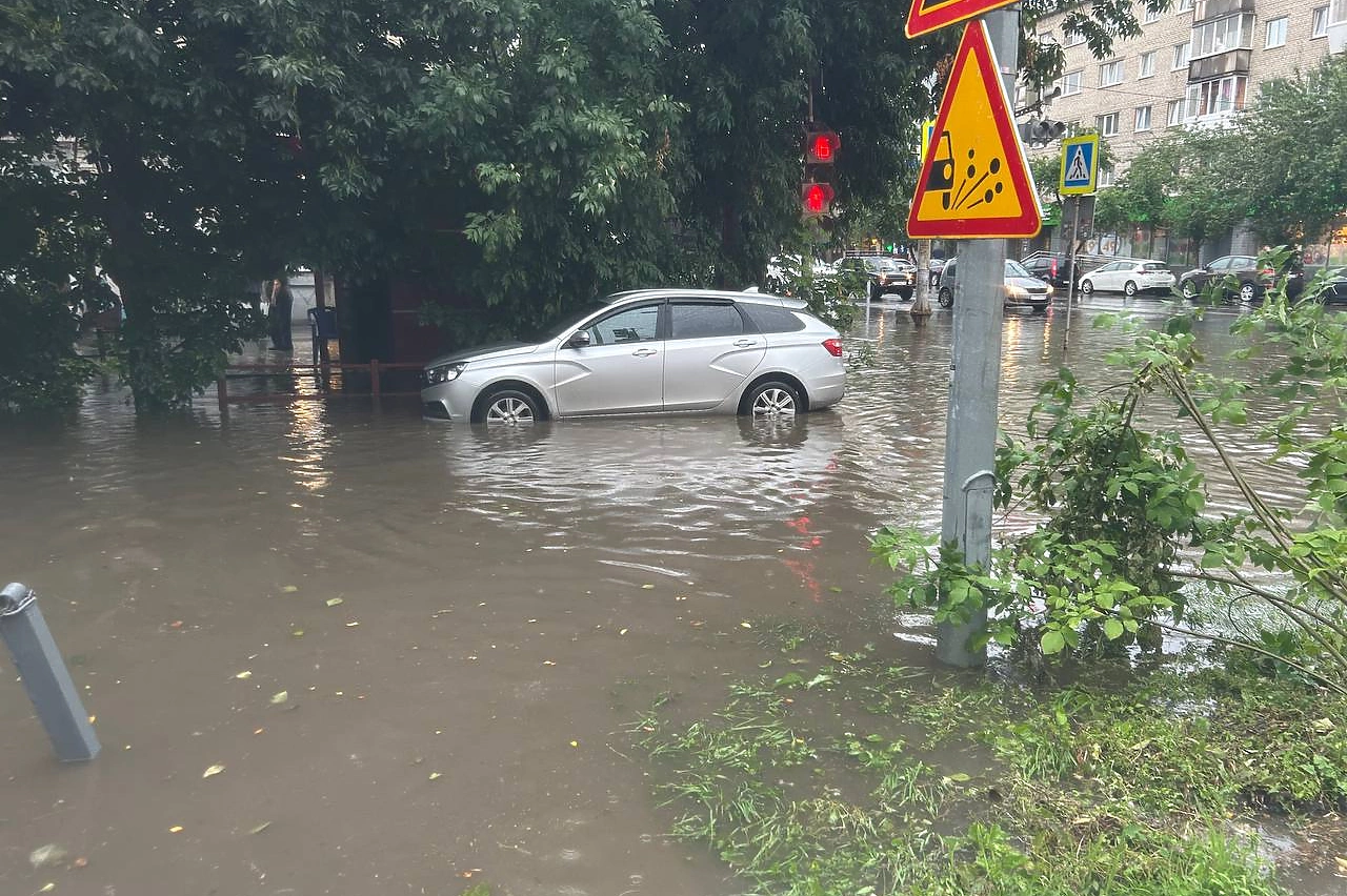 После проливного дождя вновь затопило центр Екатеринбурга