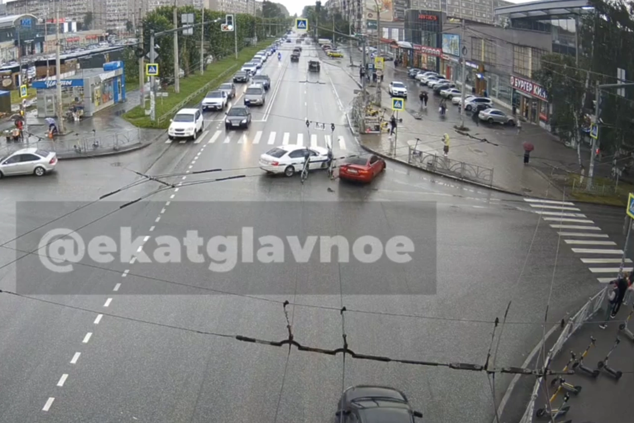 В Екатеринбурге мужчина спас себе жизнь, успев убежать от летящего на него авто