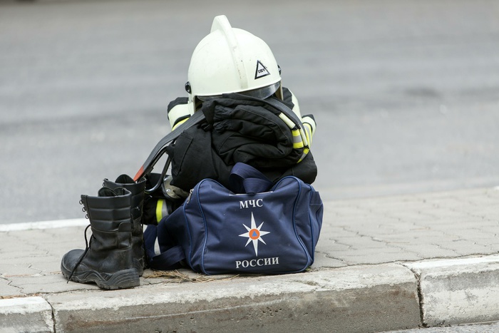 Из-за тяжелого костюма пожарный не смог спасти ребенка. Помогли полицейские