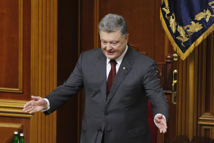 Порошенко объяснил повышение тарифов на Украине слезанием с крючка России