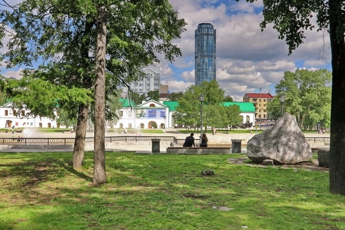 Посетители музея архитектуры и дизайна превратили Исторический сквер в парковку