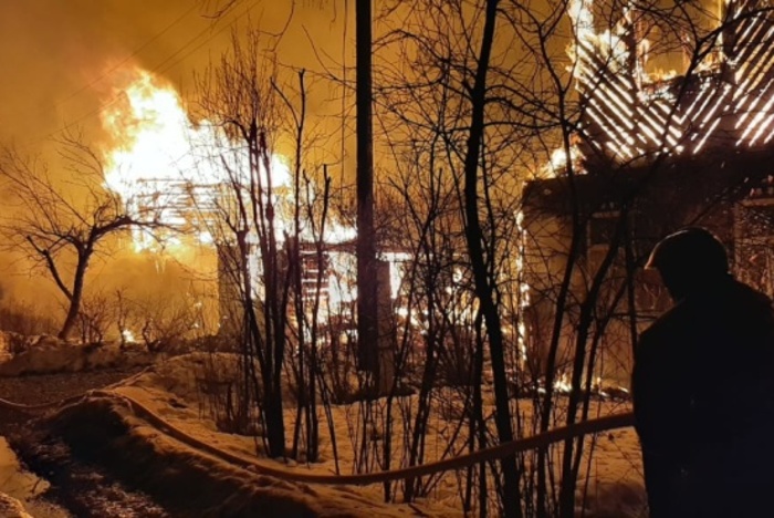 Сегодня ночью около Екатеринбурга сгорели три садовых дома