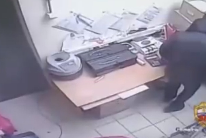 В Москве задержали директора, переодевшегося в вора и ограбившего собственный магазин — видео