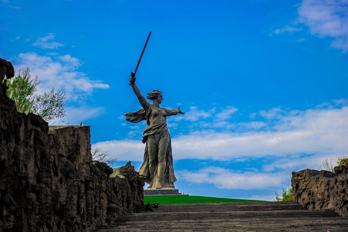 В Волгограде тиктокер устроил танцы на фоне монумента Родины-матери