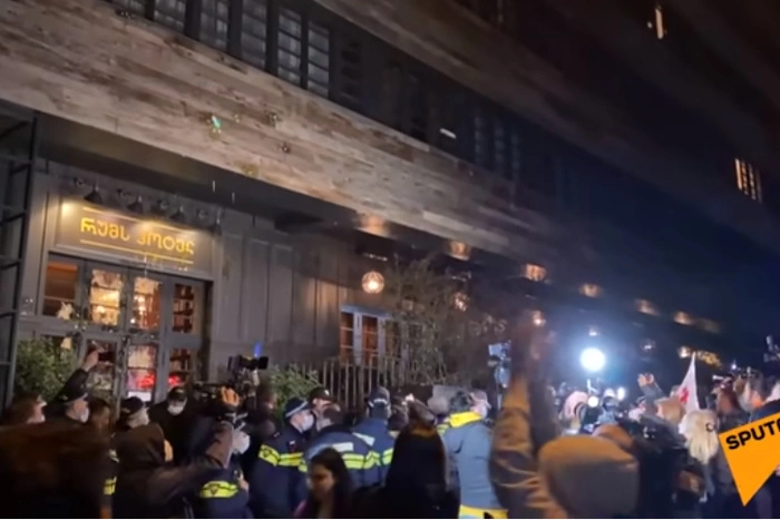 В Совфеде назвали срежиссированным скандал в Грузии вокруг Познера