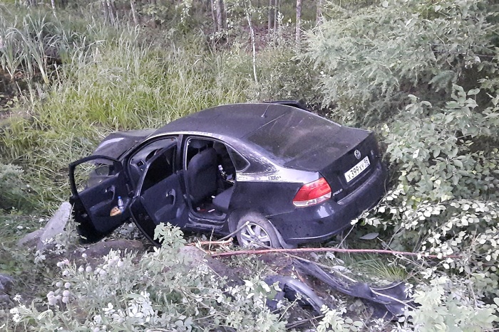 В Свердловской области в ДТП разбился водитель, машина которого на полной скорости улетела в кювет