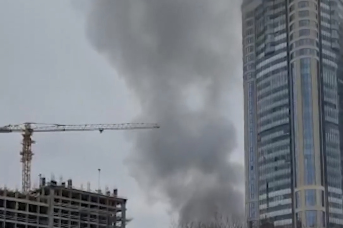 «Что-то горит в ЖК»: екатеринбуржцев напугал чёрный дым на Машинной