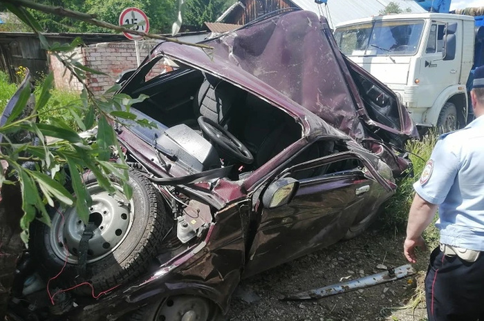 В Свердловской области водитель потерял сознание и влетел в жилой дом