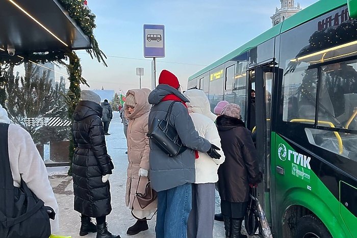 В Екатеринбурге водитель автобуса заехал с пассажирами на заправку