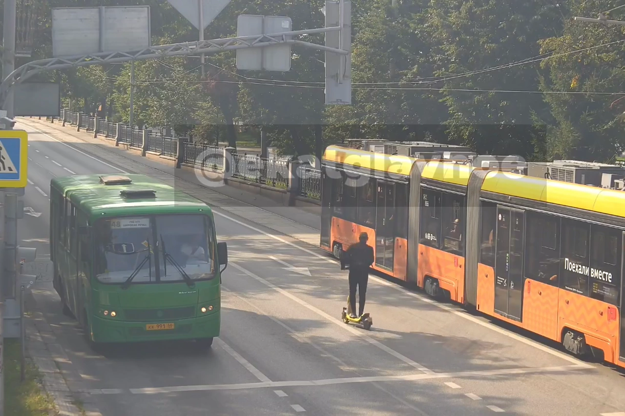 В Екатеринбурге трамвайное движение остановилось из-за самокатчика