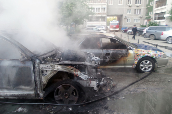 «Мерседес» сгорел ночью по дворе на улице Щорса