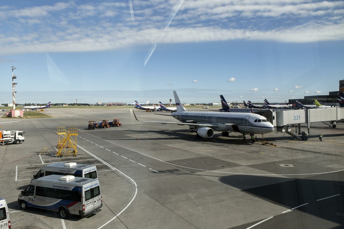 Более 300 пассажиров просидели 6 часов в самолете AzurAir в ожидании вылета