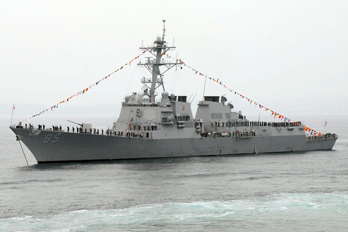Эсминец США демонстративно прошел у главной базы ВМФ РФ во Владивостоке