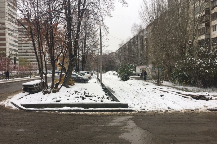 На улице Уральских рабочих дорожники готовятся класть асфальт в снег