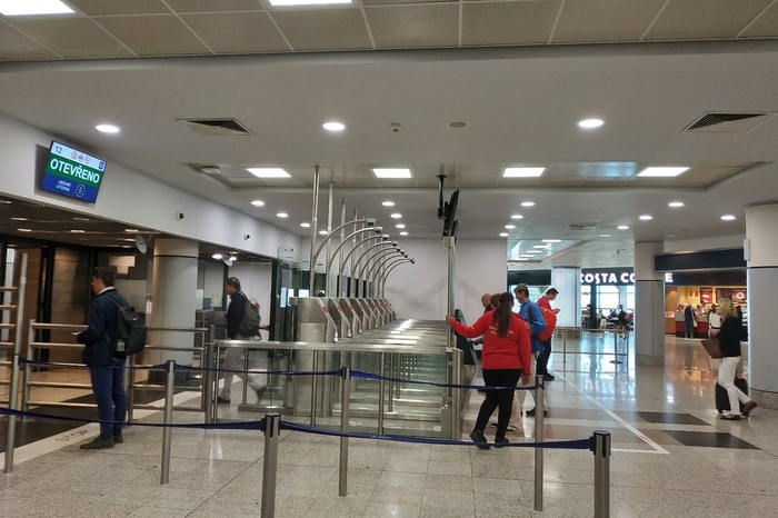 В аэропорту Праги из-за новых ограничений застряли десятки россиян