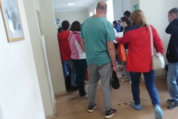 «Передо мной стояло 108 человек»: екатеринбуржцы пожаловались на огромные очереди в больницах
