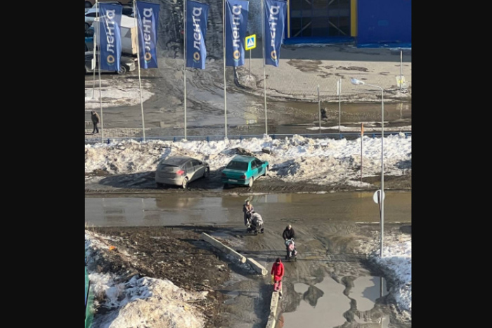 Жители нового ЖК на Широкой речке пожаловались на грязь вместо дороги