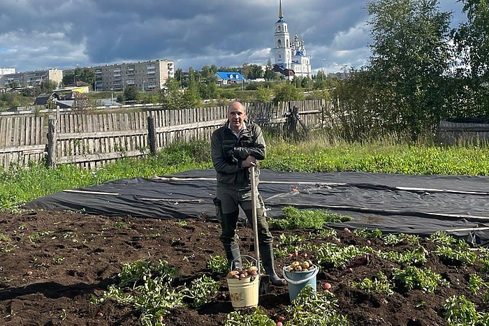 Губернатор Денис Паслер рассказал, как помог своей маме в огороде — фото