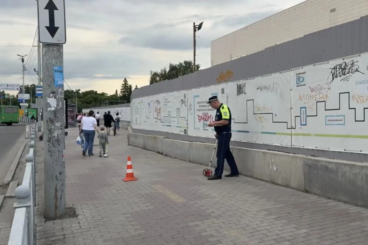 В Екатеринбурге два самокатчика влетели друг в друга около цирка