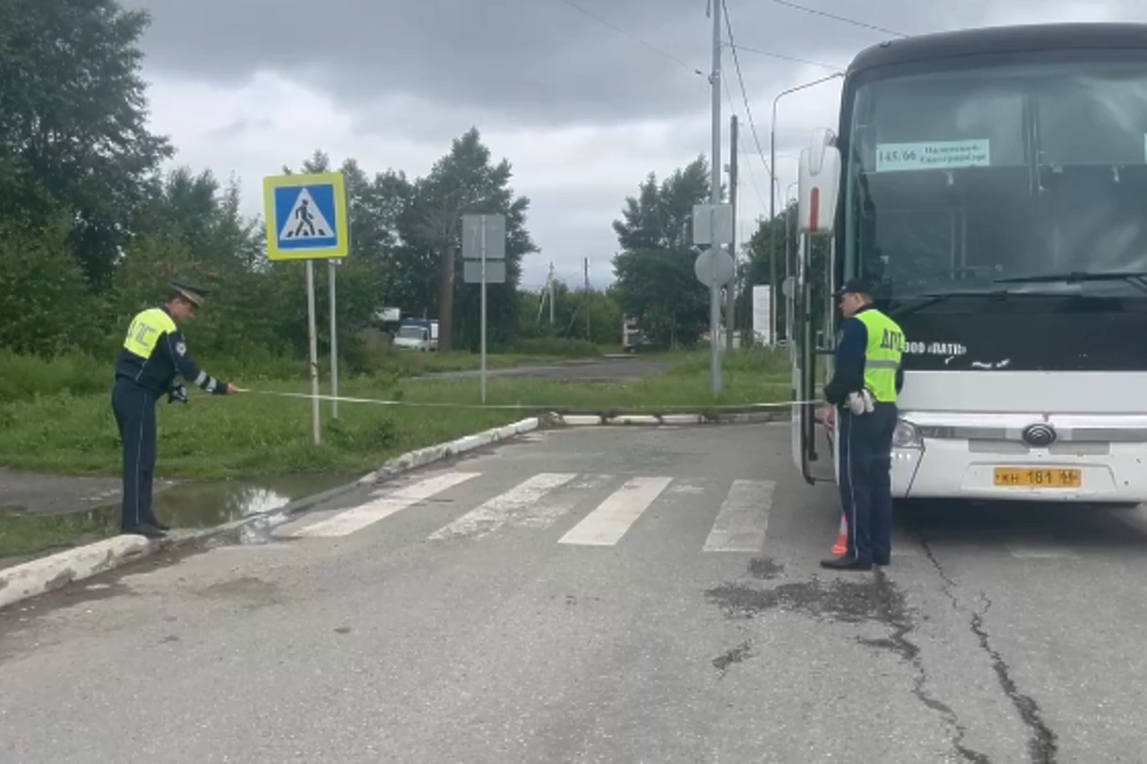 Пожилая женщина попала под рейсовый автобус «Екатеринбург — Полевской» по вине водителя