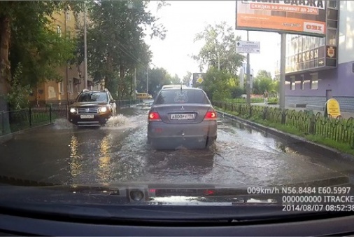 В Екатеринбурге переулок Красный затопило горячей водой