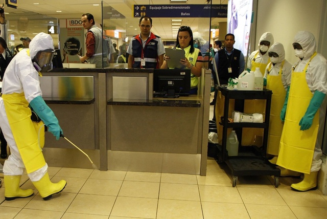 Пассажиров в Кольцово начали проверять на Эболу