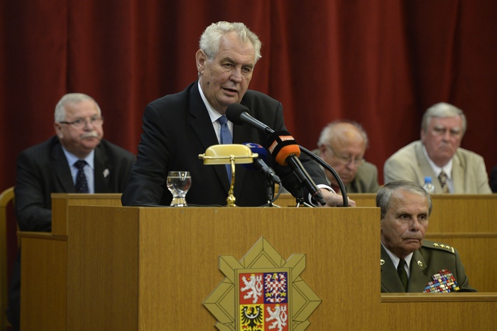 Президент Чехии призвал к референдуму за выход из ЕС и НАТО