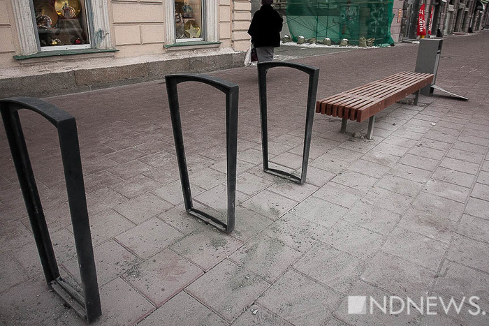 В центре Екатеринбурга посреди тротуара установили странные конструкции