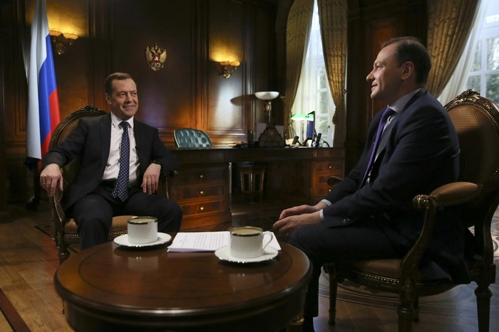 Подушки в цвет британского флага. Как выглядит квартира Брилева в Лондоне