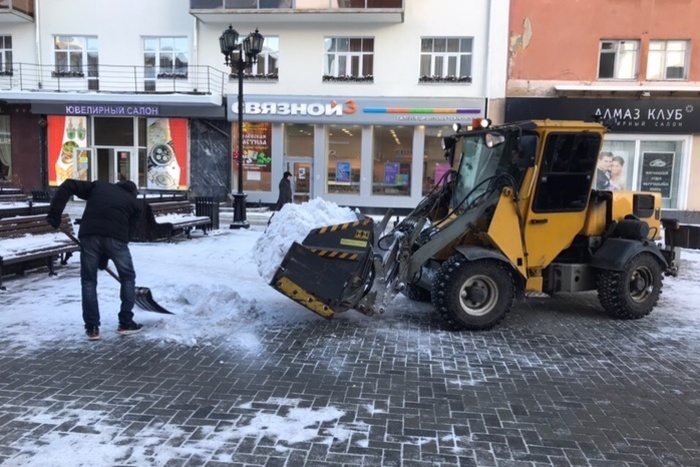 В Свердловской области активно расчищают снег, выпавший за последние сутки
