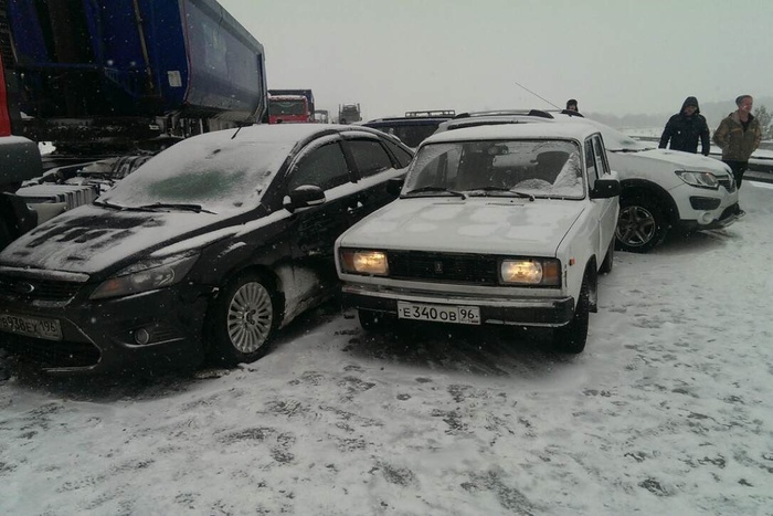 Семь машин столкнулись на 26-м километре трассы Екатеринбург — Тюмень