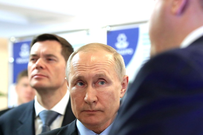 «Ведомости»: в Кремле не стали прописывать в Конституции запрет на виллы для чиновников