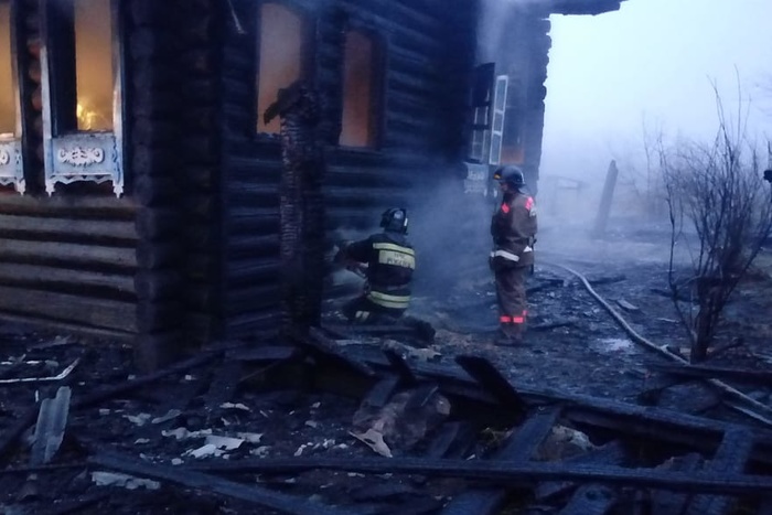 При пожаре в Свердловской области погибли три ребенка
