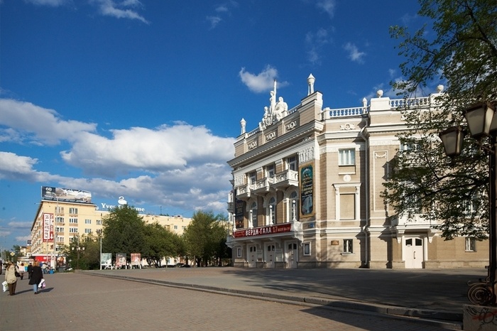 Жители Екатеринбурга переживают за судьбу «старинных» фонарей у Оперного театра