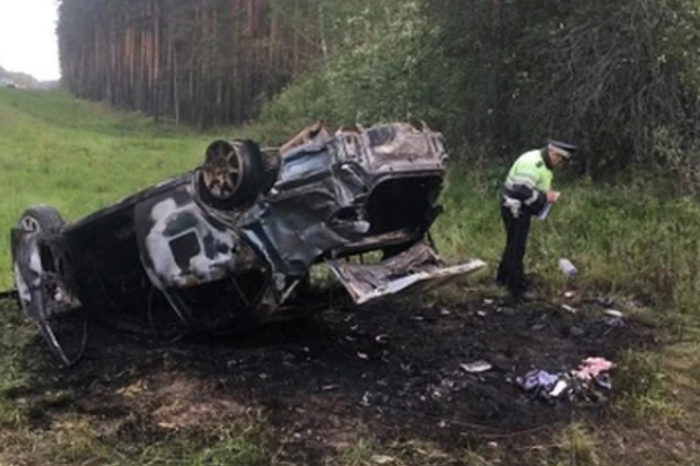 Машина перевернулась и загорелась: под Екатеринбургом в аварии погибла пенсионерка